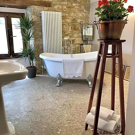 Podere Fabbrani Bed & Breakfast 4*